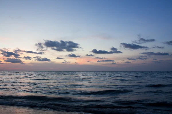 Beau paysage marin après le coucher du soleil — Photo
