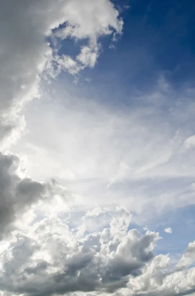 М'які білі хмари на фоні блакитного неба — стокове фото
