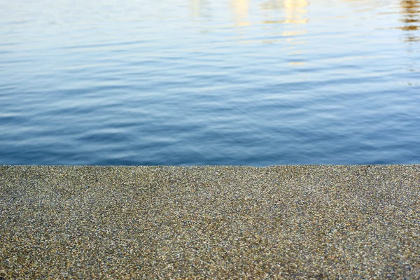 Lago y el suelo pedregoso —  Fotos de Stock