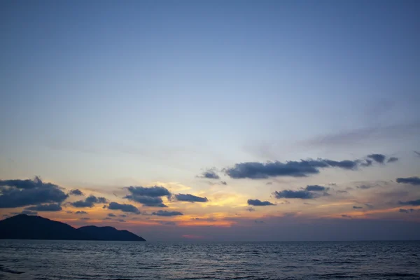 Красивый морской пейзаж после заката — стоковое фото