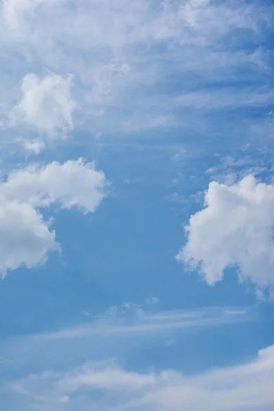 Nubes blancas contra el cielo azul —  Fotos de Stock