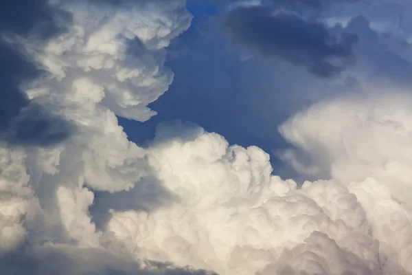 Kék és fehér felhős ég — Stock Fotó
