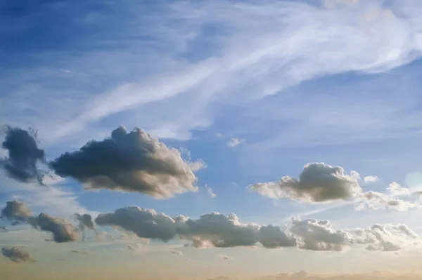 Zachte witte wolken tegen blauwe lucht — Stockfoto