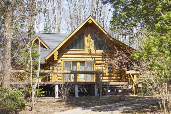 Casa de madeira na floresta — Fotografia de Stock