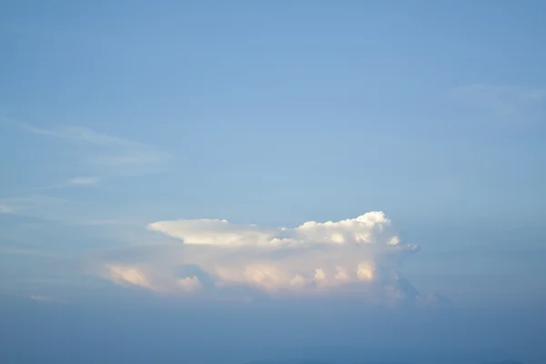巨大的云在天空中 — 图库照片