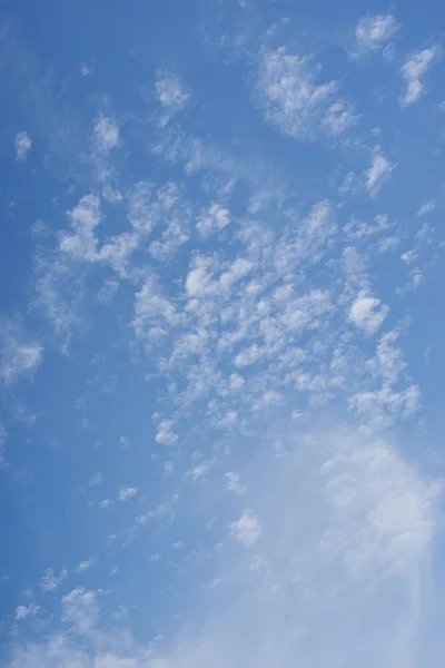 Witte wolken tegen blauwe lucht — Stockfoto