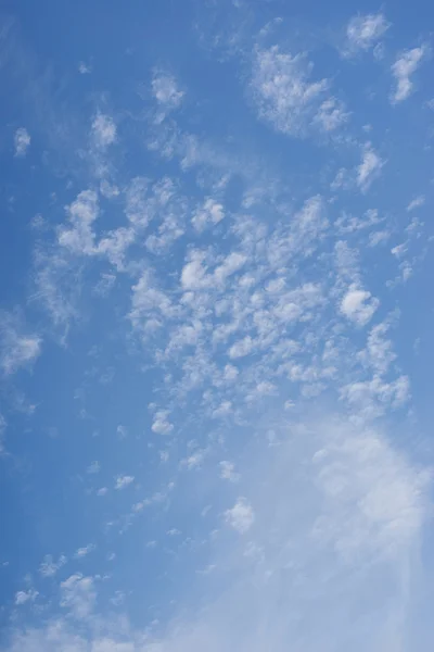 Nuvens brancas contra o céu azul — Fotografia de Stock