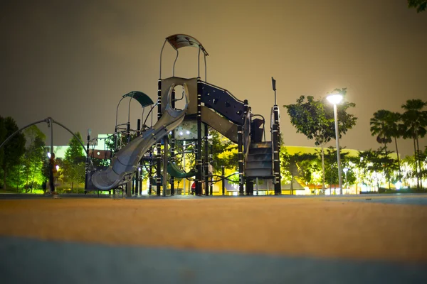 Parco giochi in giardino di notte — Foto Stock