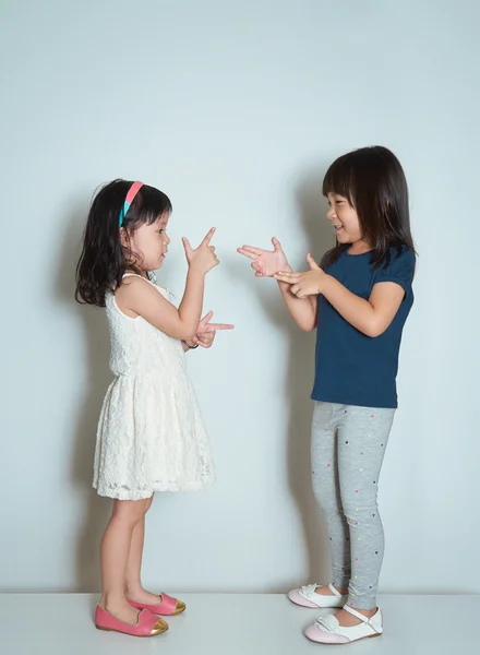 İki küçük Asya kız kardeş — Stok fotoğraf