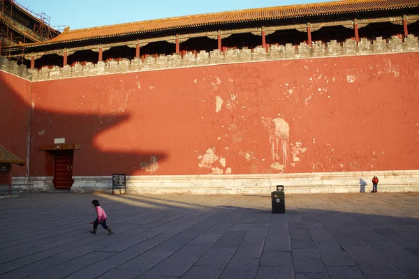 Little girl inside the Forbidden City — Stock Photo, Image