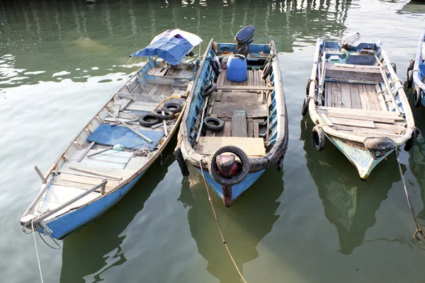 Bateaux de pêcheurs sur l'eau — Photo