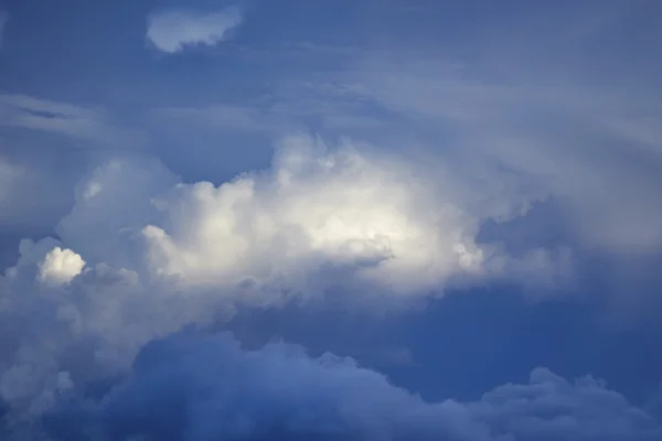 Blauwe en witte bewolkte hemel — Stockfoto