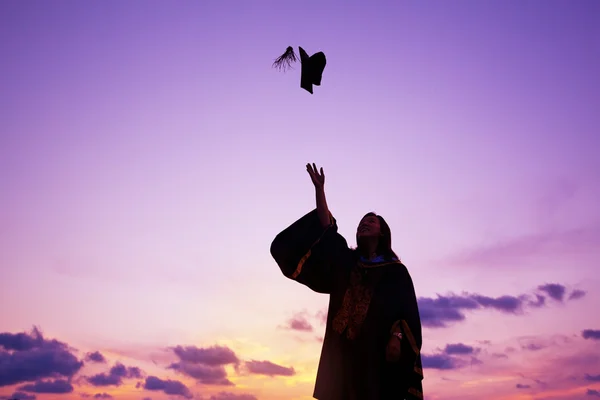 Ragazza che celebra la laurea — Foto Stock