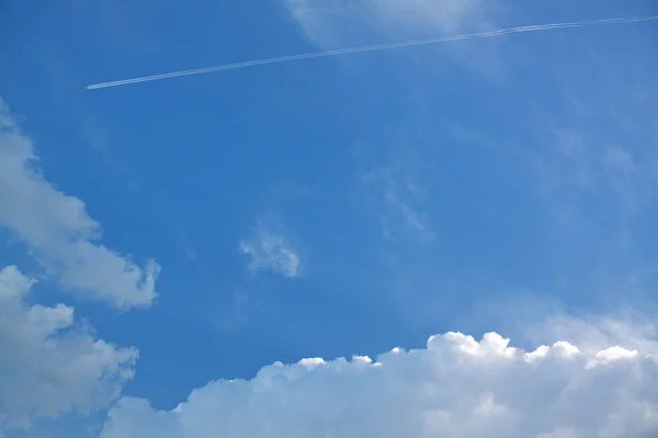 Letadlo contrail modré obloze — Stock fotografie