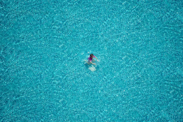 Ragazza in piscina blu — Foto Stock