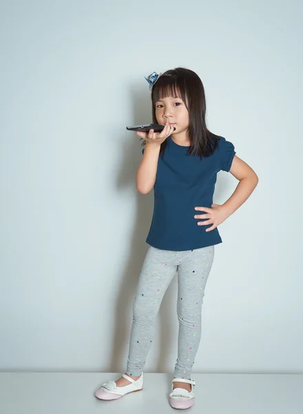 Asiatische kleine Mädchen mit Handy — Stockfoto