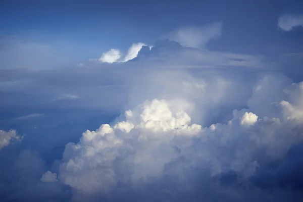 Ciel nuageux bleu et blanc — Photo