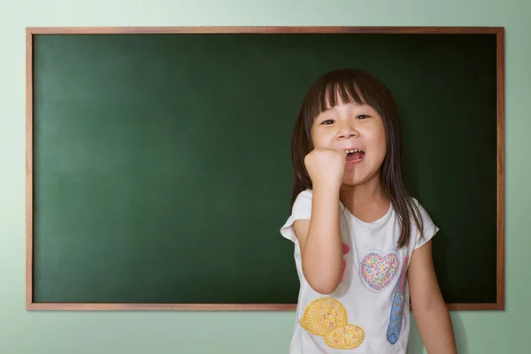 Schattig klein meisje in klas — Stockfoto