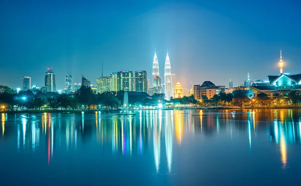 Kuala Lumpur ciudad por la noche — Foto de Stock