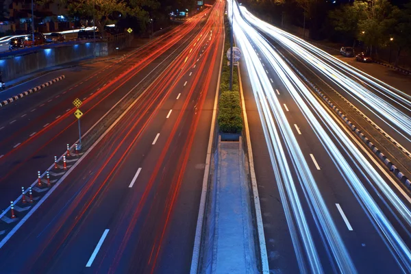 Verkeer met vage sporen van auto 's — Stockfoto