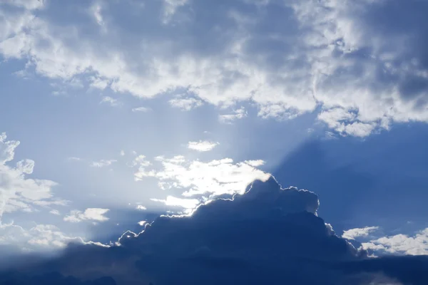 Raios crepusculares céu azul e branco — Fotografia de Stock