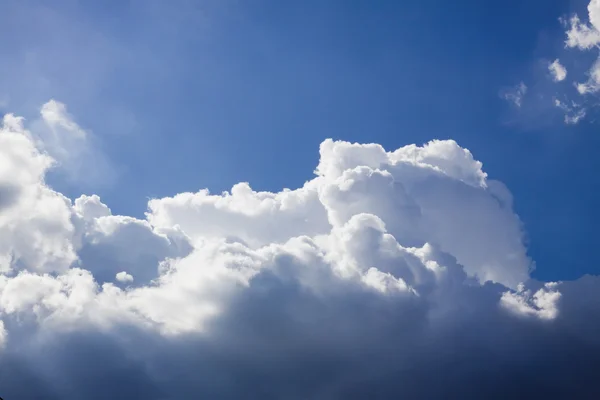 Céu azul e branco nublado — Fotografia de Stock