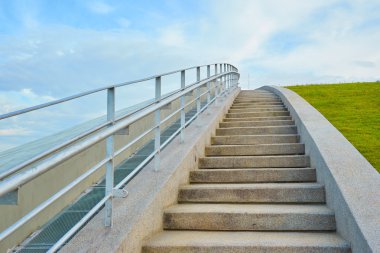 Gri merdiven yukarı doğru lider