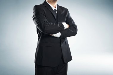 Katlanmış yan kolları olan işadamı