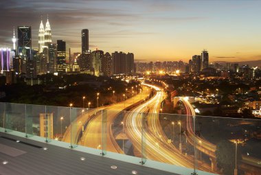 Kuala Lumpur manzarası ile şehir ışıkları