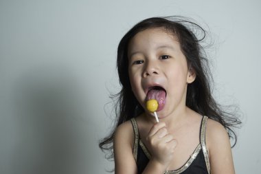 Lolipop yiyen sevimli küçük kız