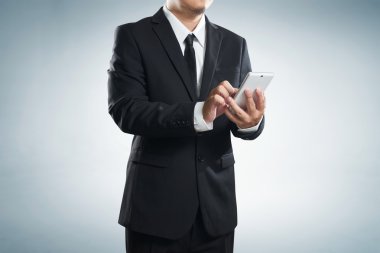 Akıllı telefon kullanan iş adamı