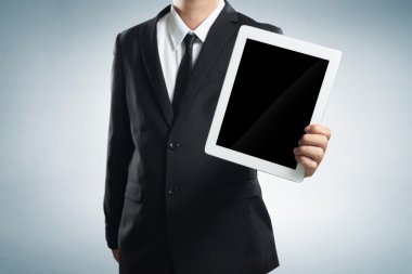 Elinde tablet tutan bir iş adamı