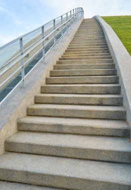 Gri merdiven yukarı doğru lider
