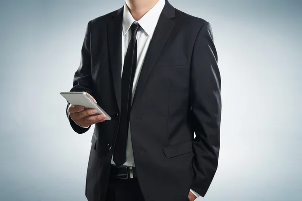 Businessman using smartphone — Stock Photo, Image