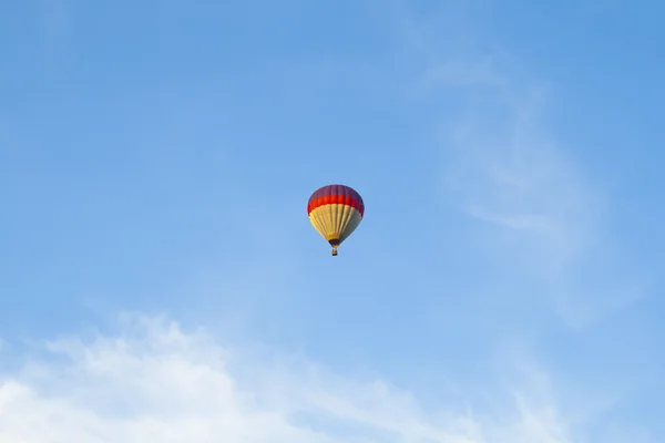 Ballon à air chaud dans le ciel bleu — Photo