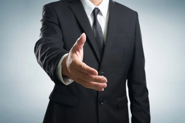Geschäftsmann hält Hand für Handschlag — Stockfoto
