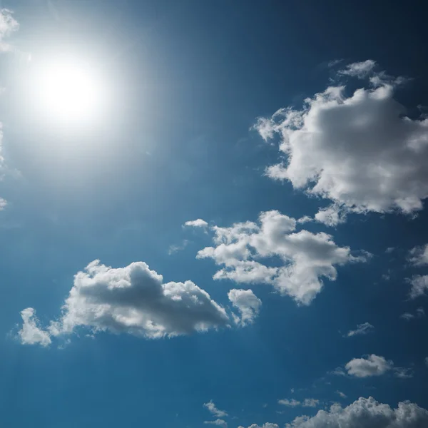 Μαλακά άσπρα σύννεφα ενάντια στον γαλάζιο ουρανό — Φωτογραφία Αρχείου