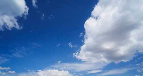 Bílé mraky proti modré obloze — Stock fotografie