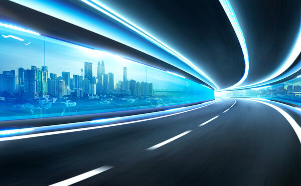 Скоростная дорога в стеклянном туннеле
