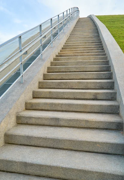 Graue Treppe führt nach oben — Stockfoto