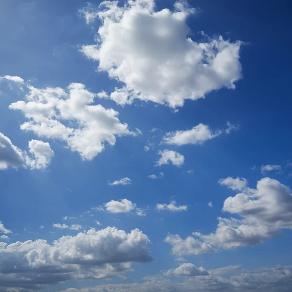 Witte wolken tegen blauwe lucht — Stockfoto