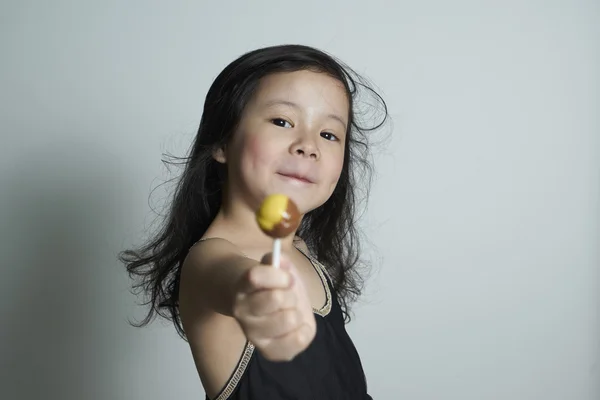 Söt liten flicka äter lollypop — Stockfoto