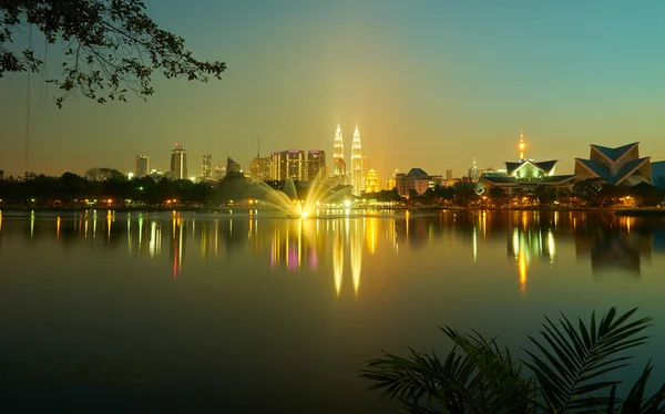 Kuala Lumpur ciudad por la noche — Foto de Stock