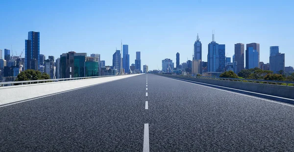 Perspektive Gerade Leere Autobahn Mit Modernem Stadtbild Blick Auf Die — Stockfoto