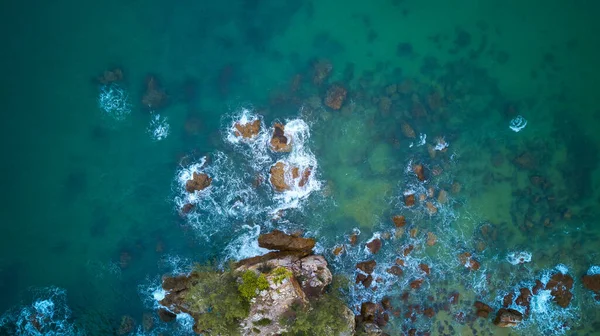 位于马来西亚廷加努的美丽热带海滩 鸟瞰着岩石和波浪的海滩 — 图库照片