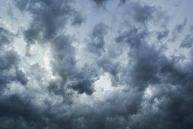 Koyu dramatik fırtına bulutları gökyüzü