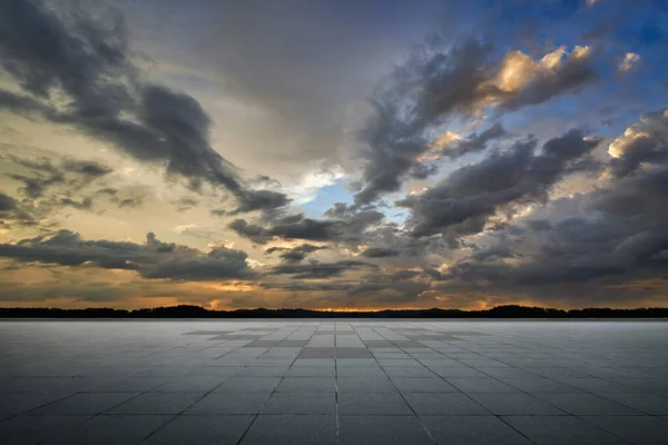 Planta Baja Baldosas Vacías Con Cielo Atardecer Dramático — Foto de Stock