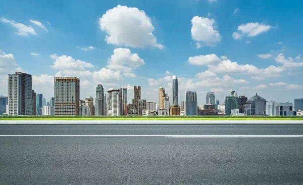 Vista Lateral Estrada Asfalto Rodovia Com Horizonte Cidade Moderna — Fotografia de Stock