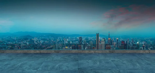 Panoramablick Auf Den Leeren Betonboden Des Daches Mit Stadtsilhouette Szene — Stockfoto