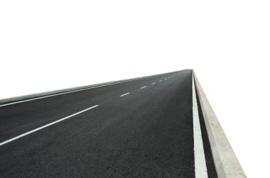 Asphalt yolu beyaz çizgilerle temiz beyaz arkaplana karşı uzaklaşıyor